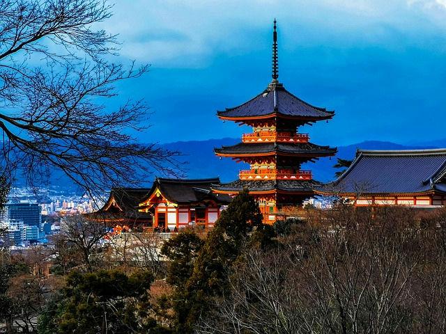 Vista panorâmica do templo histórico Kiyomizu-dera com o seu pagode de três andares sob o horizonte de Quioto, Japão.