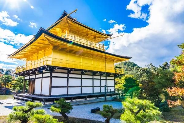 Pavilhão Dourado Templo Kinkaku-ji refletido no lago em Quioto