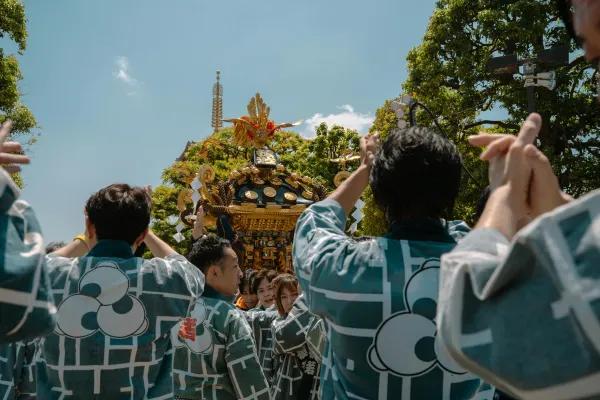 Participantes com trajes tradicionais durante o festival Takayama Matsuri