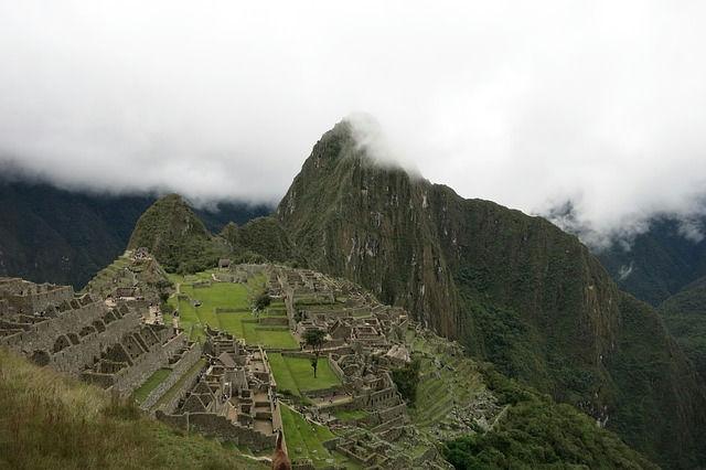 Machu Picchu nas nuvens: vista mágica das ruínas incas