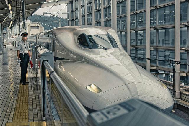 Comboio bala Shinkansen da série N700 na plataforma de estação ferroviária no Japão.Coreia do Sul e Japão