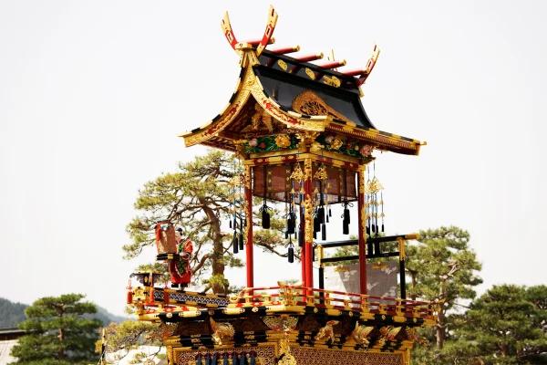 Carro alegórico tradicional do festival Takayama Matsuri com detalhes em ouro