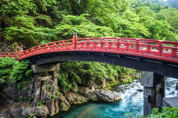 Ponte sagrada Shinkyo vermelha em Nikko sobre o rio