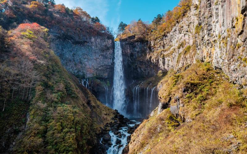 Cachoeira de Kegon em Nikko cercada por vegetação de outono