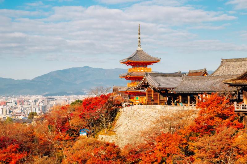 Templo histórico Kiyomizudera em Kyoto com folhagem vermelha de outono