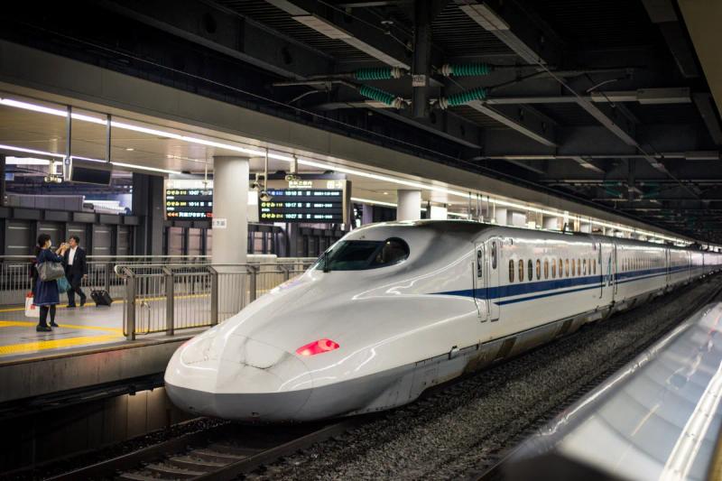 Trem-bala Shinkansen parado na plataforma de estação de trem no Japão