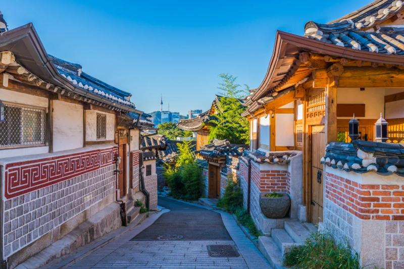 Casas tradicionais hanok na Aldeia Hanok de Bukchon com a N Seoul Tower ao fundo em Seul