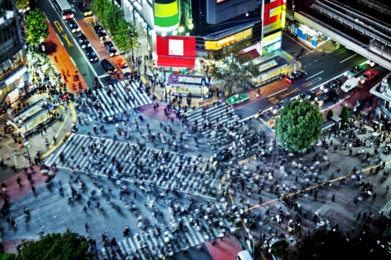 Vista aérea da movimentada travessia pedonal do cruzamento de Shibuya em Tóquio, Japão.