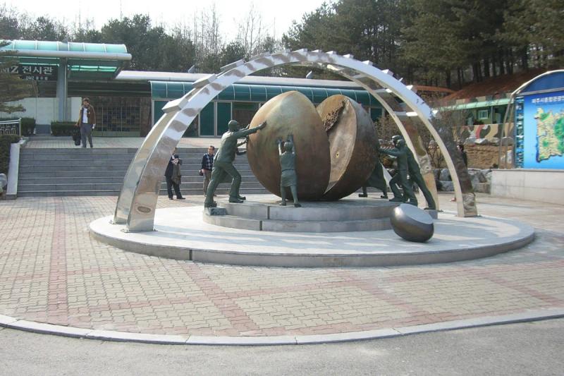 Escultura do Monumento da Unificação de duas metades de uma esfera na Zona Desmilitarizada DMZ, Coreia do Sul.